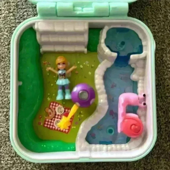 Polly Pocket Green Compact Butterfly Park Garden Picnic with Doll & Snail GDK79 - Picture 6 of 6